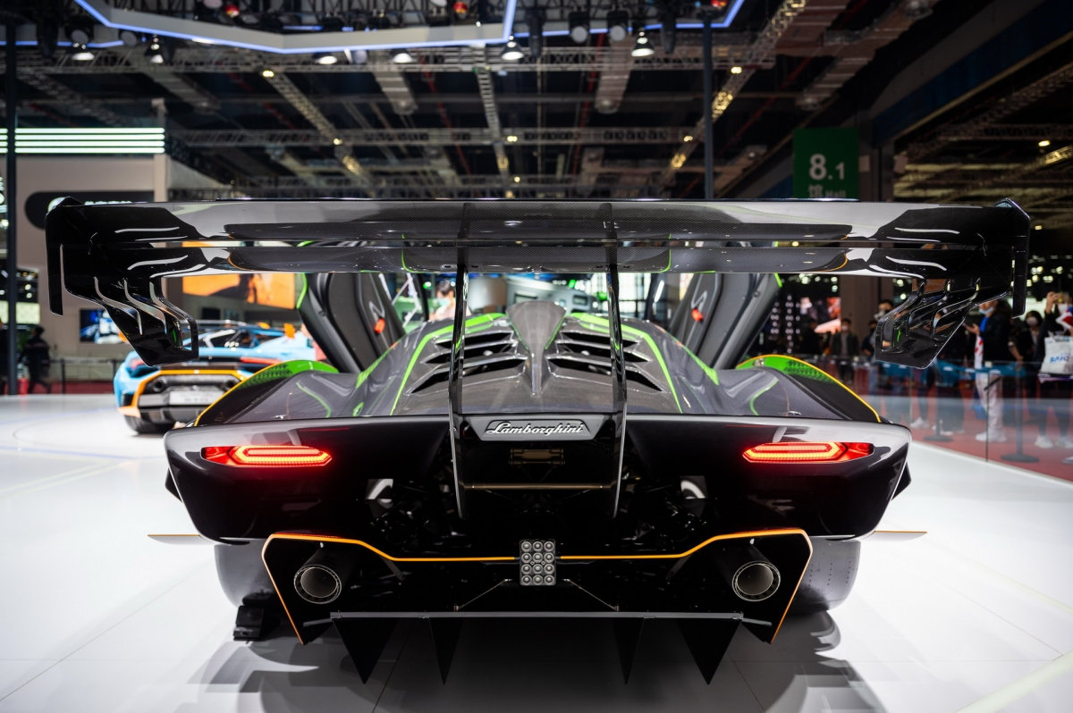 Lamborghini Urus 2021 sẽ vẫn được trang bị động cơ V8 tăng áp kép dung tích 4.0 lít quen thuộc. Công suất cực đại mà động cơ này đạt được là 650 mã lực và mô-men xoắn cực đại 850 Nm, xe dùng hộp số 8 cấp đến từ ZF, đi cùng hệ dẫn động bốn bánh toàn thời gian. Chiếc SUV này cần 3,4 giây để đạt 100 km/h từ vị trí đứng yên trước khi đạt tốc độ tối đa ở mức 305 km/h.