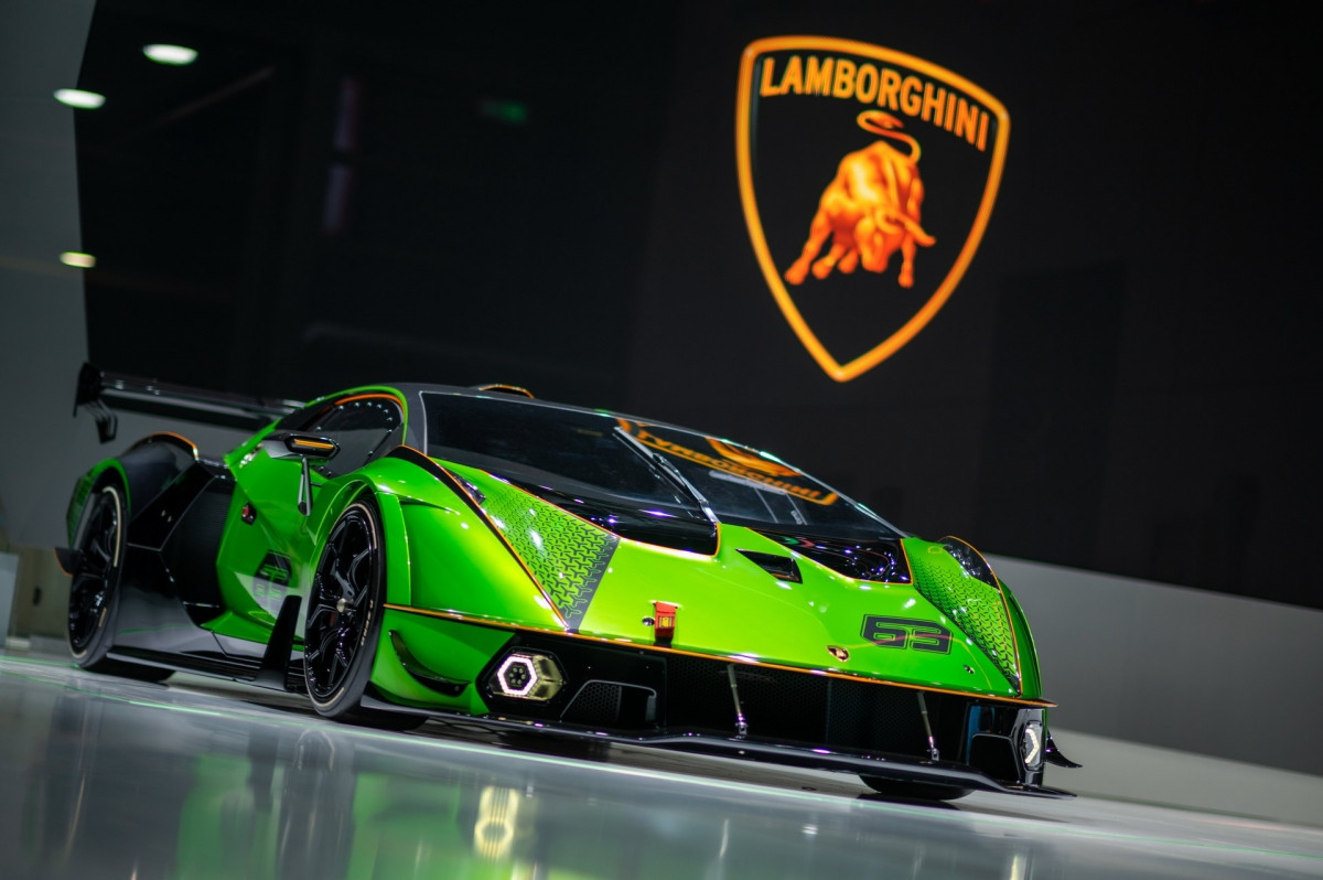 Lamborghini chỉ sản xuất 40 chiếc Essenza SCV12 và khách hàng mu xe sẽ được điền tên vào chương trình trải nghiệm xe đua của mình trên khắp thế giới cùng các tay đua, tay lái thử kỳ cựu của hãng.