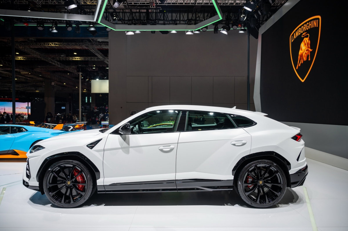 Urus là sản phẩm bán chạy nhất của Lamborghini trên khắp thế giới và Trung Quốc cũng không phải là một ngoại lệ. Gian trưng bày của hãng cũng đánh dấu sự góp mặt của chiếc SUV này với một màu sơn mới, Bianco Monocerus hoàn thiện mờ. 