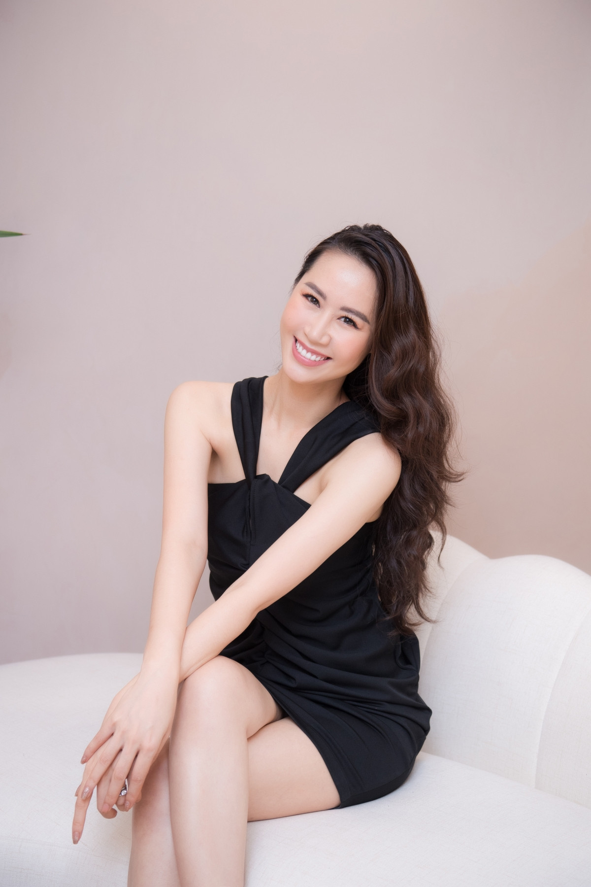 Có mặt tại sự kiện từ sớm, Hoa hậu Dương Thùy Linh thu hút sự chú ý với đầm đen bó sát.