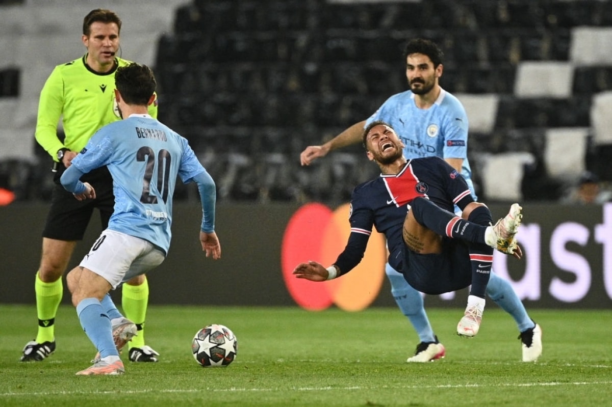 Neymar liên tục bị đối phương phạm lỗi (Ảnh: Getty).
