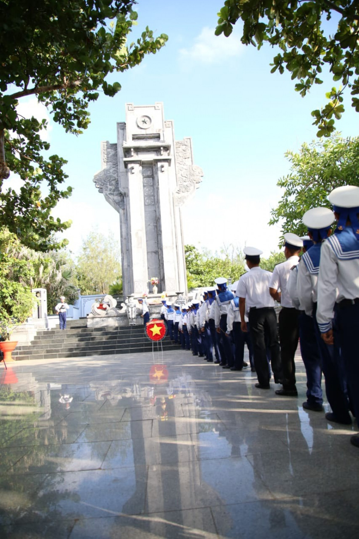 Dâng hương tưởng niệm các anh hùng liệt sĩ tại Trường Sa