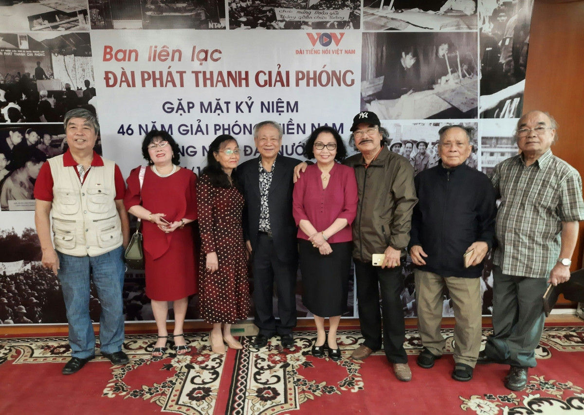 Nhà báo Hồng Mão ( thứ 2, từ phải sang) 92 tuổi từ Quảng Ngãi ra Hà Nội dự cuộc gặp mặt.