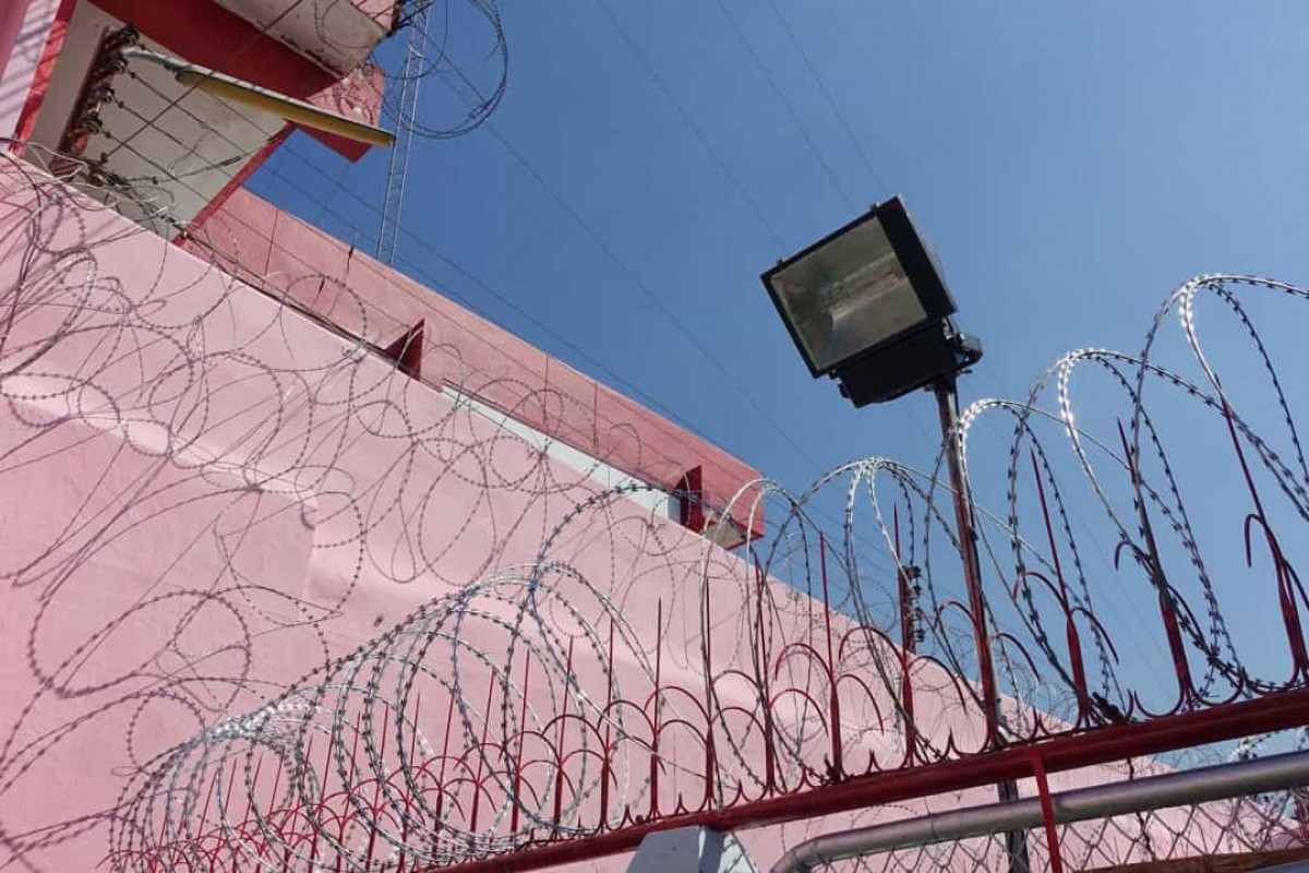 Màu hồng được cho là giúp kích thích tinh thần và giảm những hành vi bạo lực. Đó là lý do tại sao nhiều nhà tù được sơn màu hồng.
