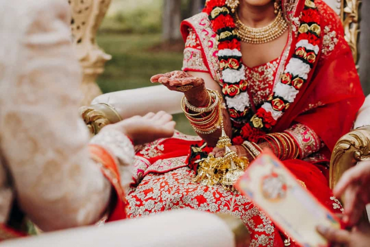 Ở nhiều nền văn hóa châu Á, màu đỏ tượng trưng cho vận may, niềm vui, sự thịnh vượng và lễ hội. Ở Ấn Độ, màu đỏ đại diện cho sự thuần khiết, sự sinh sôi và sự thịnh vượng. Đó là lý do các cô dâu Ấn Độ theo truyền thống thường mặc màu đỏ vào lễ cưới của mình.