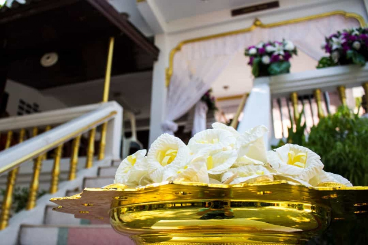 Ở nhiều nước châu Á, màu trắng thể hiện cho cái chết, sự tiếc thương và là màu sắc xuất hiện trong các đám tang. Tuy nhiên, ở văn hóa phương Tây, màu trắng lại tương trưng cho sự thuần khiết, thanh lịch, hòa bình và thường được các cô dâu mặc trong lễ cưới./.