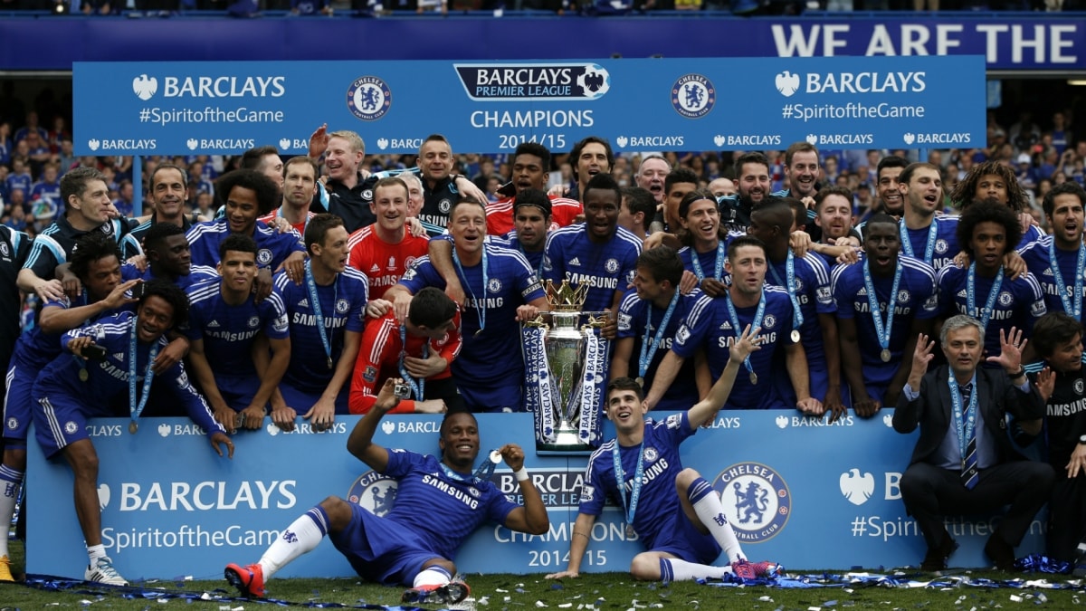 HLV Mourinho ăn mừng chức vô địch Ngoại hạng Anh 2014/2015 cùng các cầu thủ Chelsea. (Ảnh: Getty).
