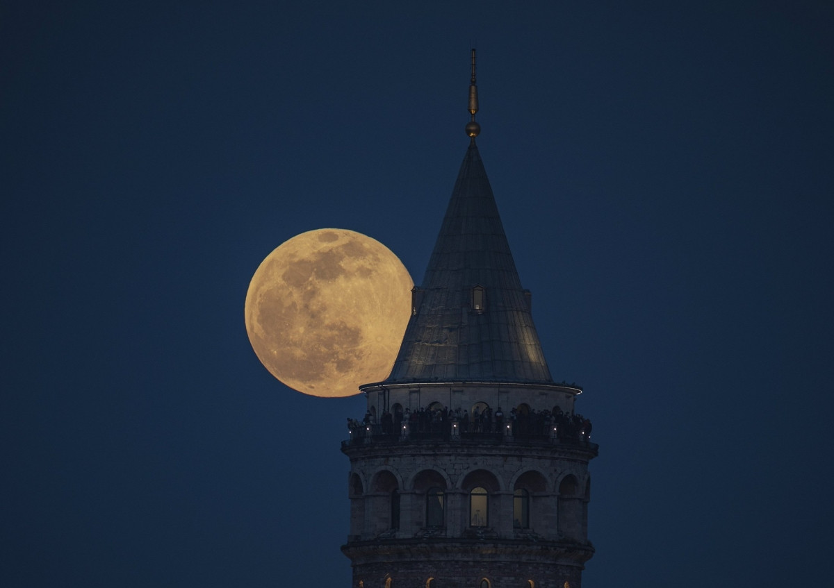 Siêu trăng hồng tỏa sáng rực rỡ sau tháp Galata ở thành phổ Istanbul, Thổ Nhĩ Kỳ.