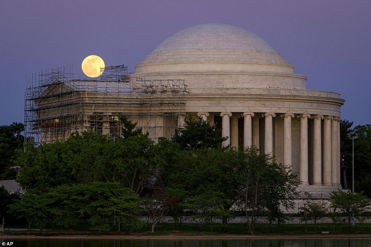Siêu trăng hồng được nhìn thấy tại Đài tưởng niệm Jefferson ở Washington, Mỹ.