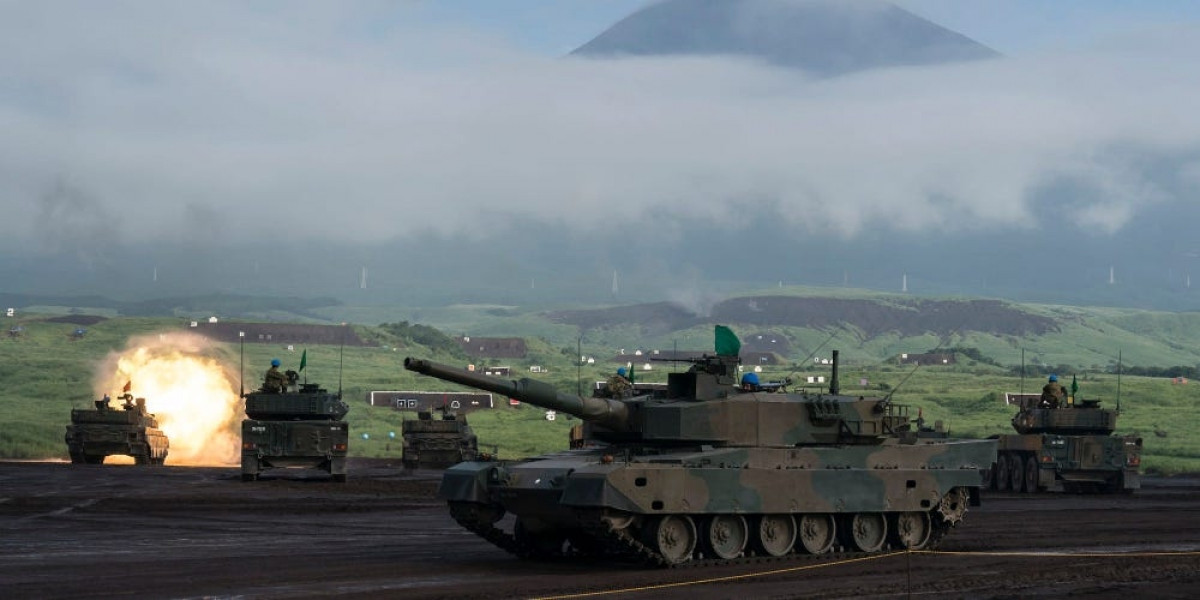 Xe tăng của Nhật Bản tham gia một cuộc tập trận ở núi Phú Sỹ. Ảnh: Getty.
