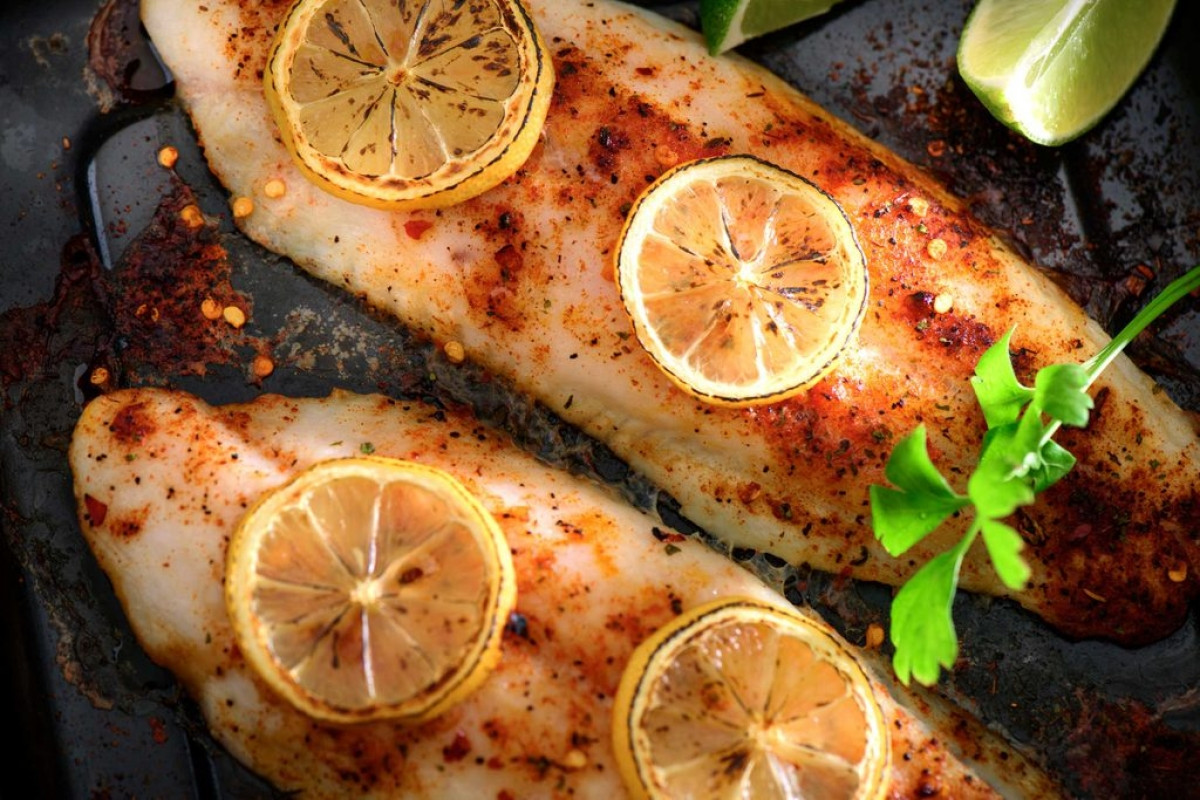 Ăn nhiều cá: Nghiên cứu khoa học cho rằng ăn các loại cá béo có thể giúp ngăn ngừa hội chứng khô mắt. Đây là một bệnh lý thường gặp ở người lớn tuổi, xảy ra khi mắt không tiết đủ nước mắt hoặc nước mắt bốc hơi nhanh chóng. Hậu quả là mắt bạn cảm thấy ngứa ngáy, thậm chí hơi đau.