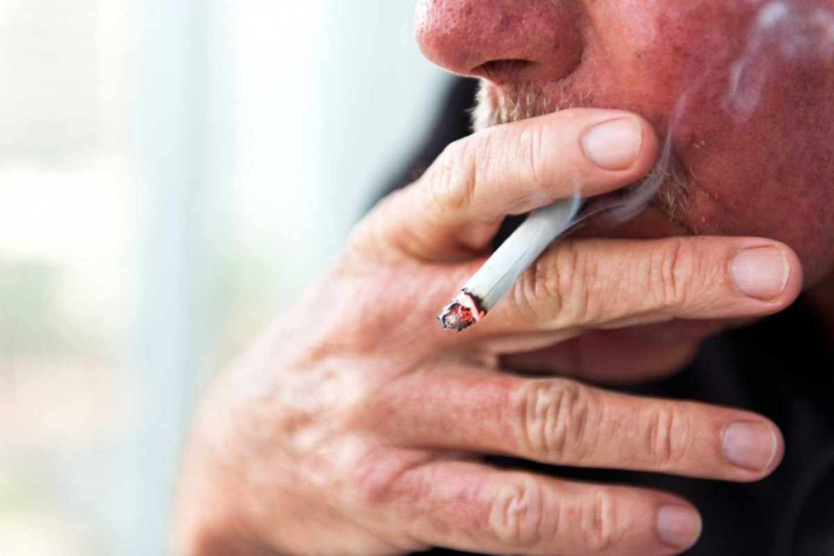 Tránh xa khói thuốc: Hút thuốc lá có hại cho toàn cơ thể và đôi mắt cũng không là ngoại lệ. Nghiên cứu đã chỉ ra mối liên hệ giữa thoái hóa điểm và việc hút thuốc lá, với các bằng chứng cho thấy người hút thuốc lá có nguy cơ mù lòa do thoái hóa điểm vàng cao gấp 4 lần so với người không hút thuốc.