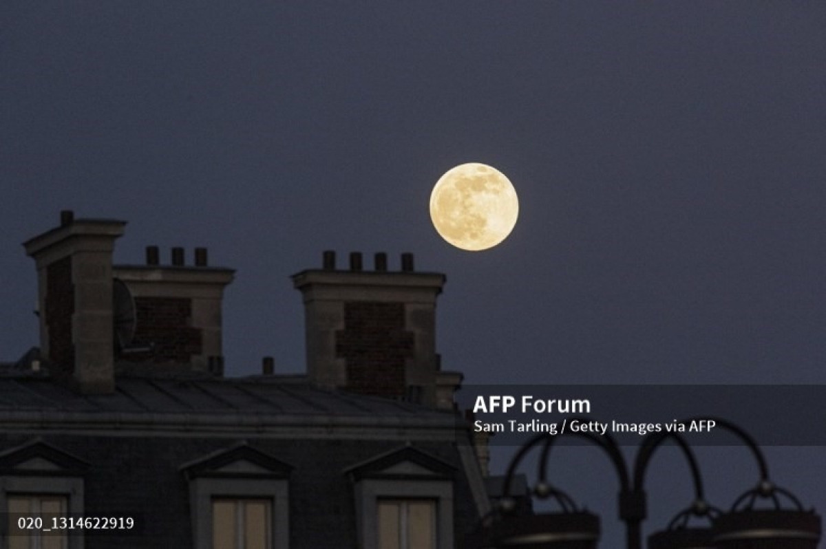 Siêu trăng hồng ở Paris (Pháp). 