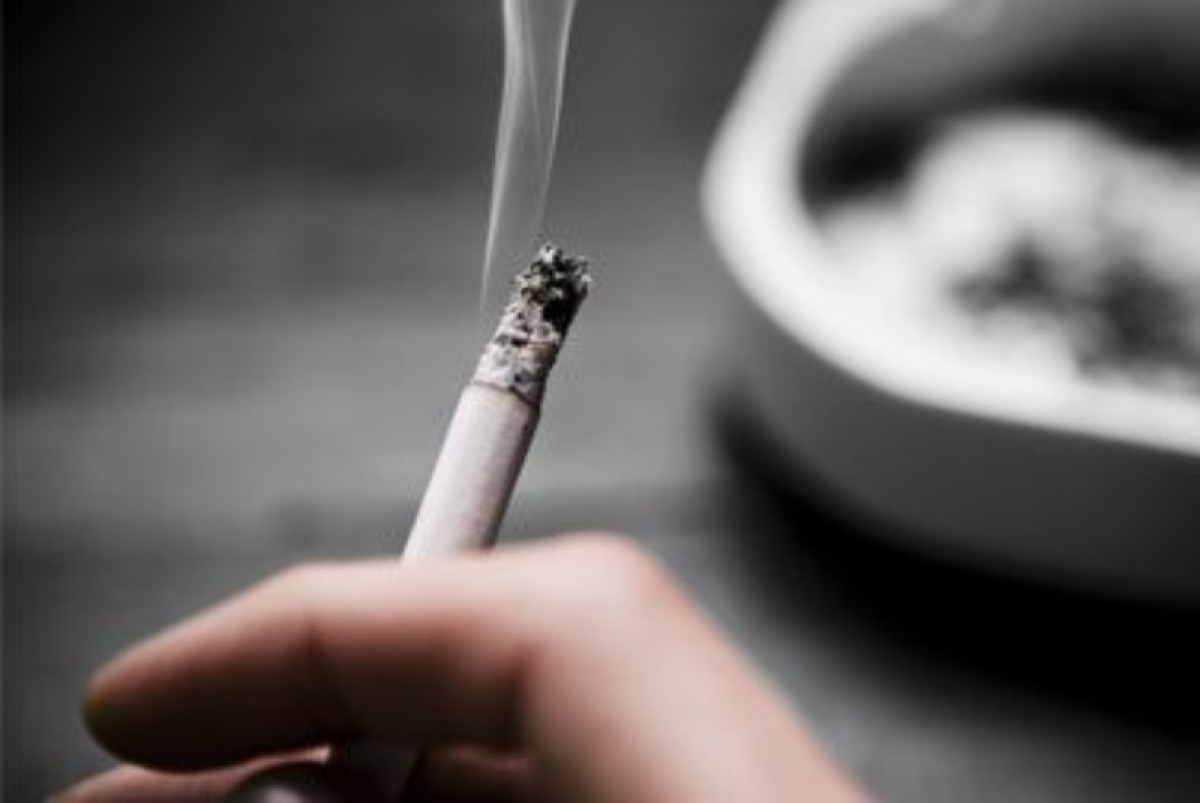 Cai thuốc lá: Nghiên cứu cho thấy khi người hút thuốc lá ngửi mùi dầu tiêu đen, họ sẽ bớt cảm thấy thèm thuốc hơn. Nếu bạn đang cố gắng cai thuốc lá, hãy nhỏ một giọt dầu tiêu đen lên bông gòn và ngửi mỗi khi bạn cảm thấy thèm thuốc.