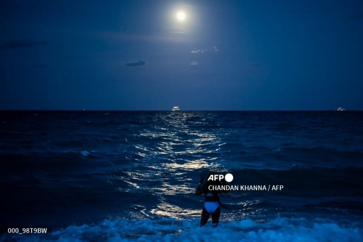 Siêu trăng hồng thắp sáng bãi biển Miami (Mỹ).