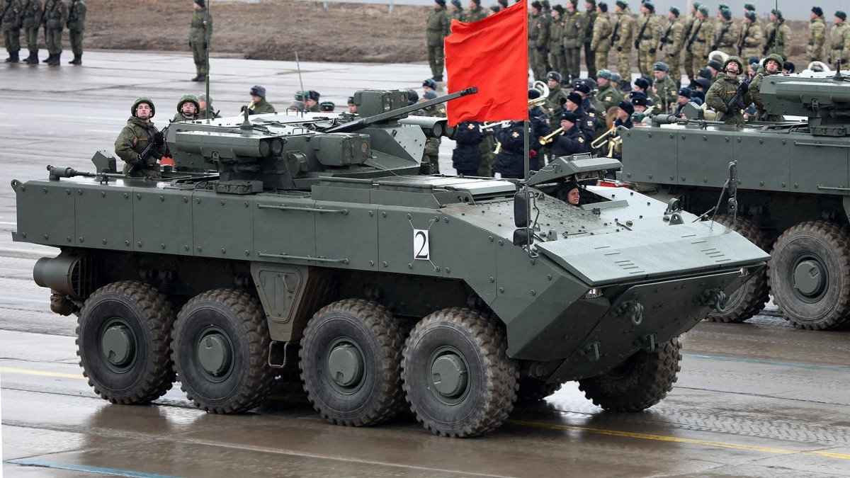 Trong lực lượng bộ binh, còn có các loại xe thiết giáp chở quân Boomerang, Typhooon cùng các xe thiết giáp hạng nhẹ như BMP-2 và BMP-3. Trong ảnh: xe thiết giáp VPK-7829 Boomerang