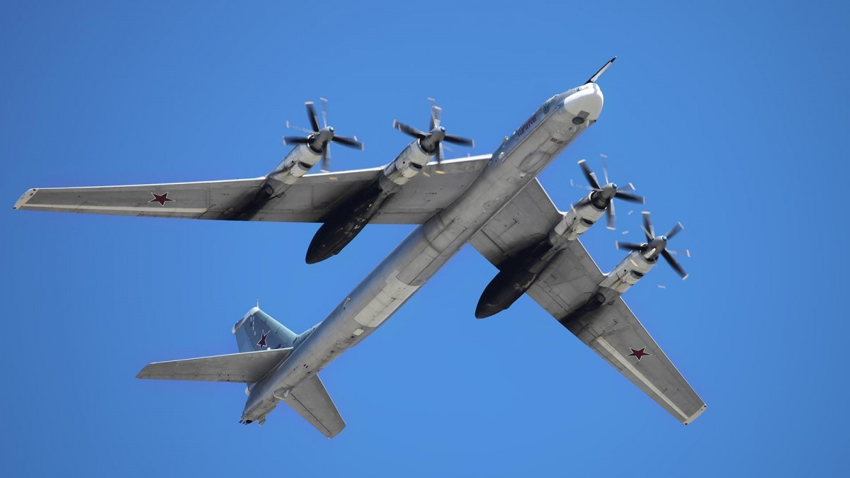 Ngoài ra, lực lượng trên không còn có Tu-95MS (trong ảnh), các máy bay tiếp nhiên liệu IL-78, máy bay vận tải IL-76, máy bay Su-35S, Su-34, Su-24M, MiG-31K...