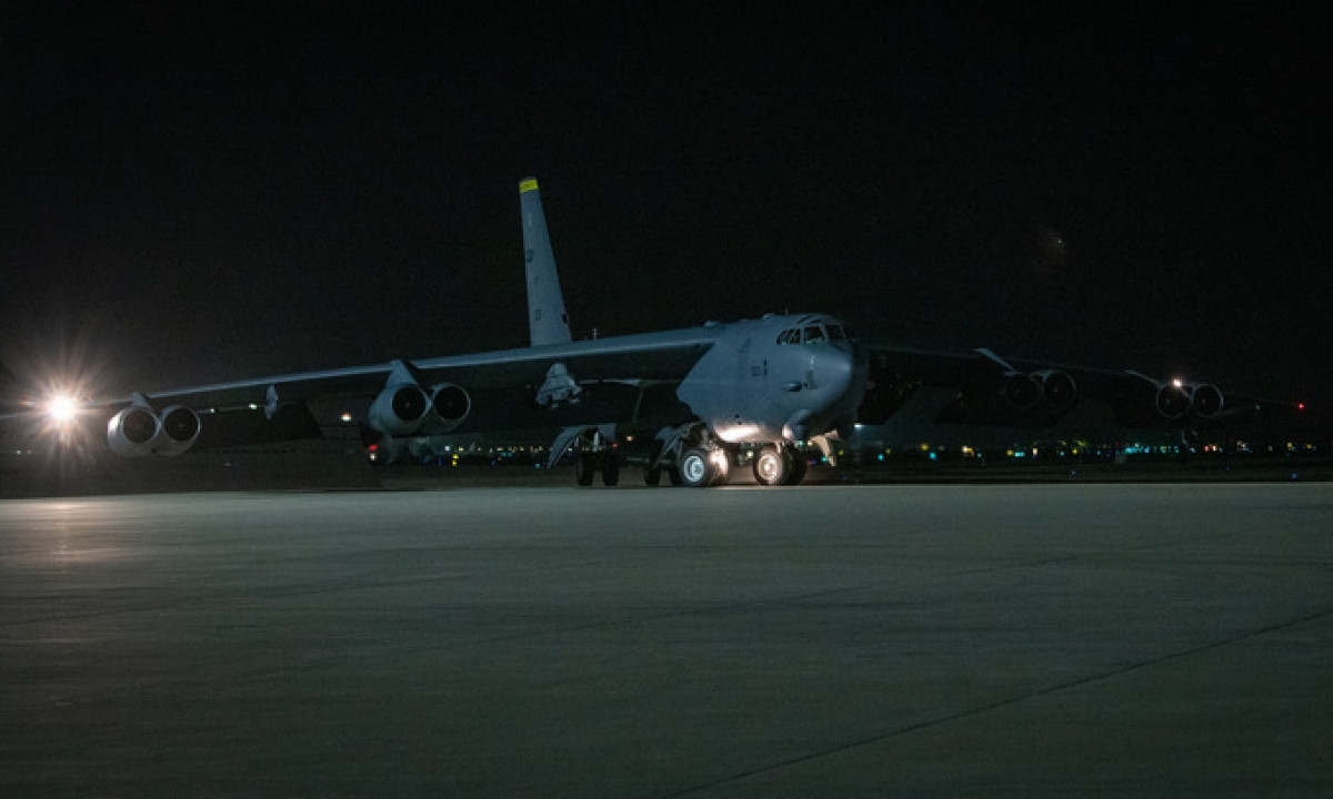 Máy bay B-52 Mỹ triển khai ở Qatar hôm 4/5. Ảnh: USAF.