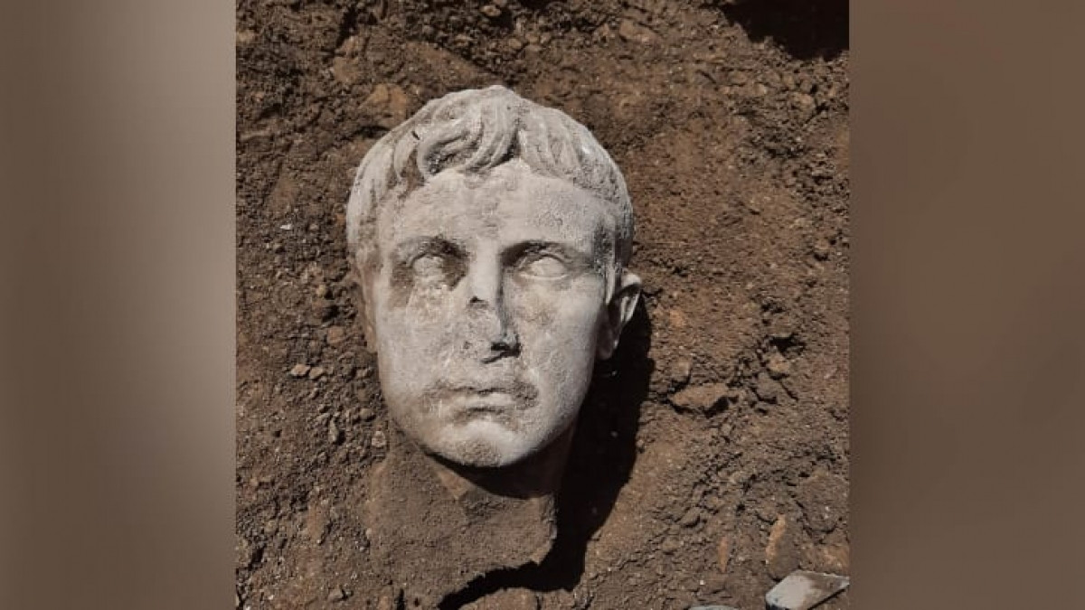 Đầu tượng bằng đá cẩm thạch 2.000 năm tuổi của Hoàng đế Augustus vừa được khai quật. Ảnh: CNN