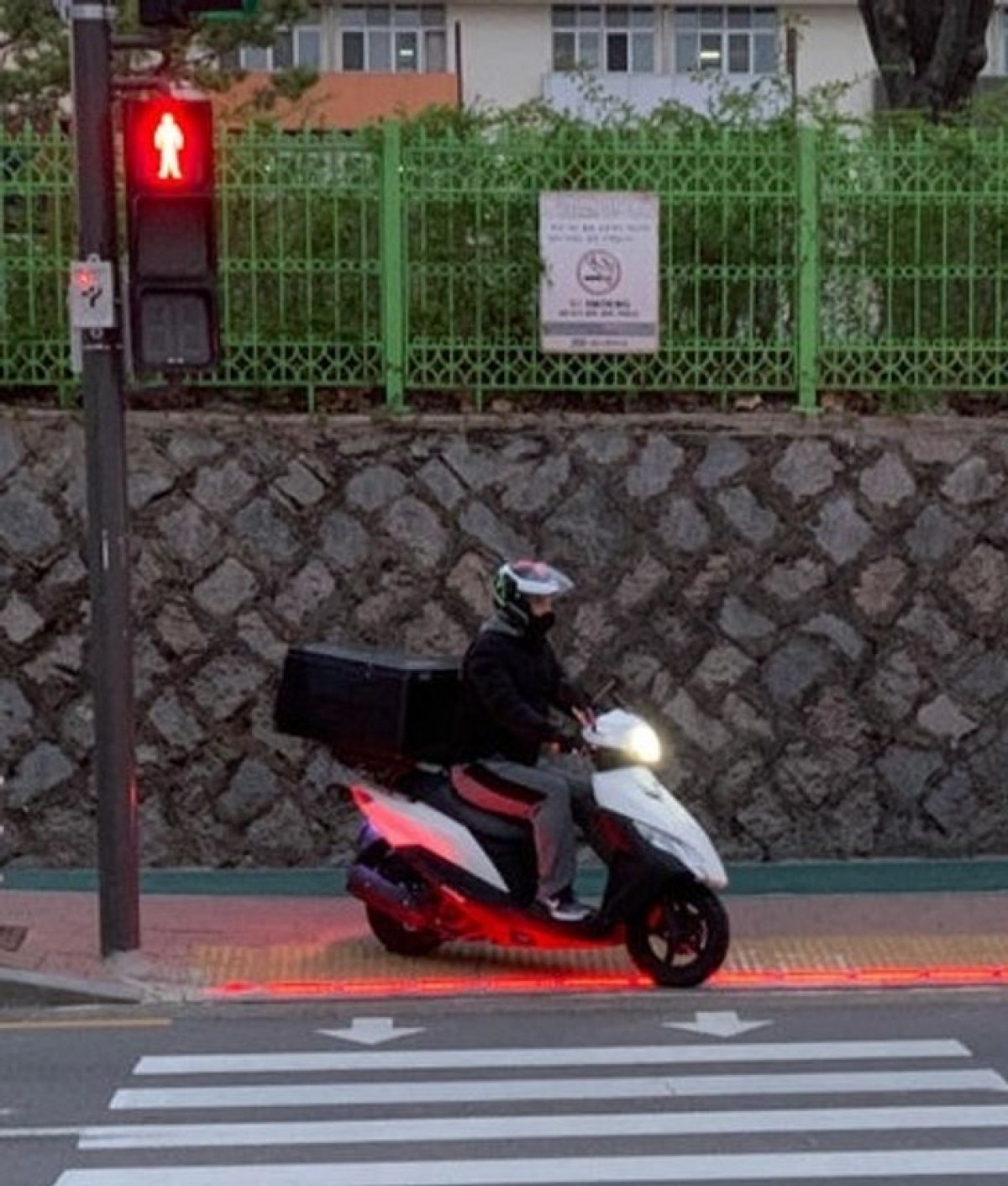 Trong một thế giới mà chúng ta dành ngày càng nhiều thời gian vào màn hình điện thoại, các nhà quản lý đô thị tại Hàn Quốc đã nghĩ ra một sáng kiến giúp các cư dân của thế giới hiện đại không bị lỡ đèn tín hiệu giao thông trong khi đang sử dụng thiết bị di động. Theo đó, các cột đèn giao thông có thêm bóng đèn ở thấp gần mặt đường để khi người tham gia giao thông cúi mặt vào màn hình thiết bị di động, họ có thể dễ dàng nhận biết được khi nào đèn tín hiệu chuyển từ đỏ sang xanh để khởi hành.