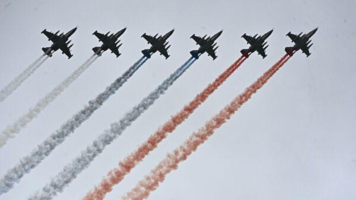 Phi đội cường kích Su-25 thả khói tạo thành quốc kỳ Nga trên bầu trời Moscow, kết thúc lễ duyệt binh. Ảnh: RIA Novosti.