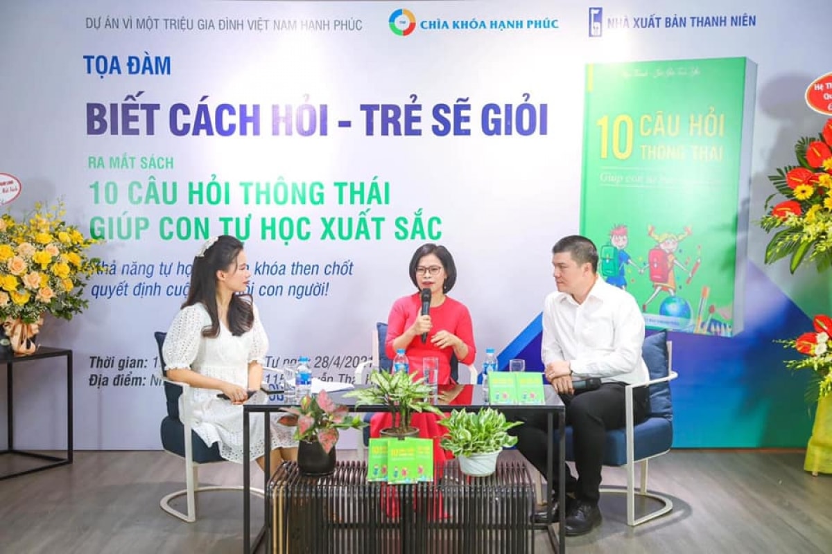 Chuyên gia Trần Kim Thành, Diễn giả Phạm Ngọc Anh và MC Minh Trang trong buổi ra mắt sách “10 câu hỏi thông thái – Giúp con tự học xuất sắc”.