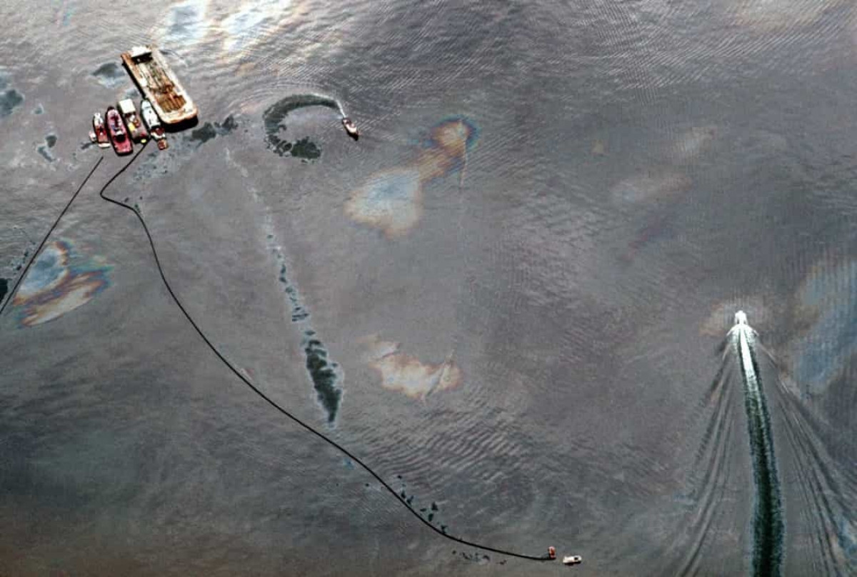 Sự cố tràn dầu Exxon Valdez năm 1989. Tàu Exxon Valdez mắc cạn trên một rạn san hô ở Prince William Sound, Alaska (Mỹ) vào ngày 24/3/1989. Đây được coi là vụ tràn dầu tồi tệ nhất trên thế giới về thiệt hại đối với môi trường. Trong ảnh là thuyền đang vây quanh tàu bị nạn để kiểm soát các vết dầu loang lan rộng. Những thiệt hại của sự cố bao gồm cái chết của 100.000-250.000 con chim biển, ít nhất 2.800 con rái cá biển, khoảng 12 con rái cá sông, 300 con hải cẩu cảng biển, 247 con đại bàng đầu trắng và 22 con cá voi sát thủ.