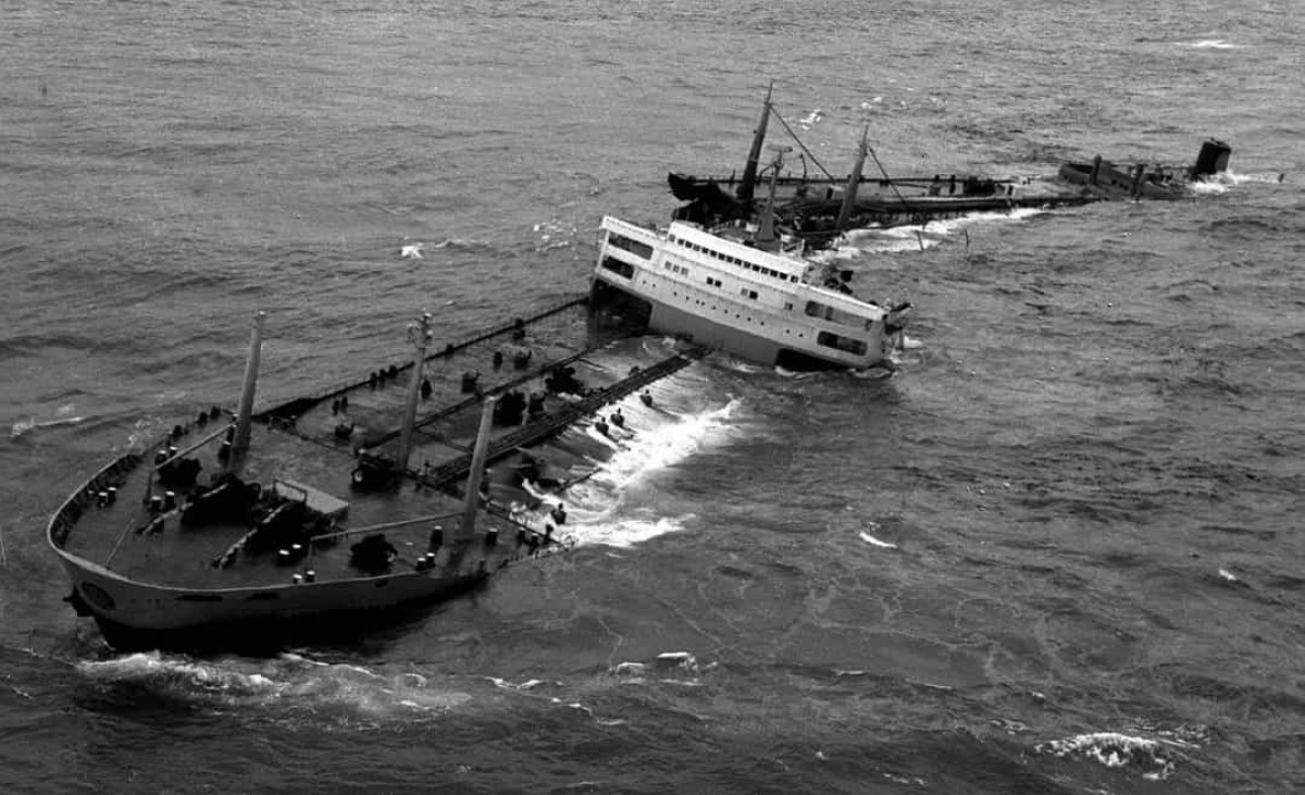 Sự cố tràn dầu Torrey Canyon năm 1967 năm 1967. Khi tàu siêu nổi SS Torrey Canyon mắc cạn trên một rạn san hô ngoài khơi bờ biển phía Tây Nam của Anh vào ngày 18/3/1967. Đây là thời điểm thế giới chứng kiến một trong những vụ tràn dầu nghiêm trọng đầu tiên trên biển. Khoảng 15.000 con chim biển cùng số lượng khổng lồ các sinh vật biển đã chết sau sự cố. 