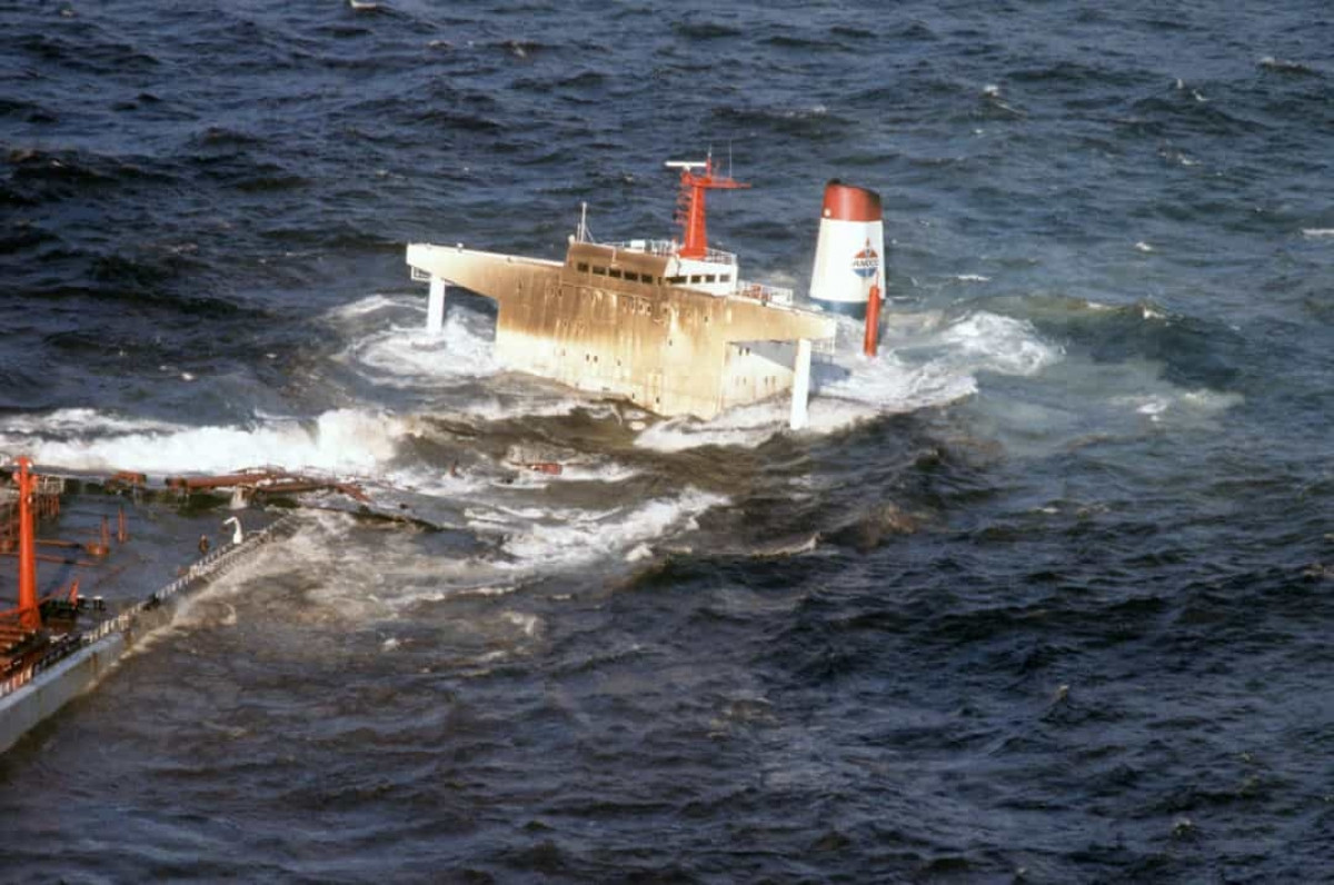 Vụ tràn dầu Amoco Cadiz năm 1978. Vào ngày 16/3/1978, siêu tàu chở dầu Amoco Cadiz mang cờ Liberia mắc cạn trên Portsall Rocks, cách bờ biển Brittany, Pháp 5 km. Thời tiết khắc nghiệt khiến con tàu bị vỡ hoàn toàn trước khi có thể bơm hết dầu ra khỏi xác tàu, dẫn đến toàn bộ số hàng hóa là dầu thô và 4.000 tấn dầu nhiên liệu bị tràn ra biển. Tác động của sự cố này tới môi trường là đáng kể và hệ sinh thái phải mất nhiều năm để phục hồi.