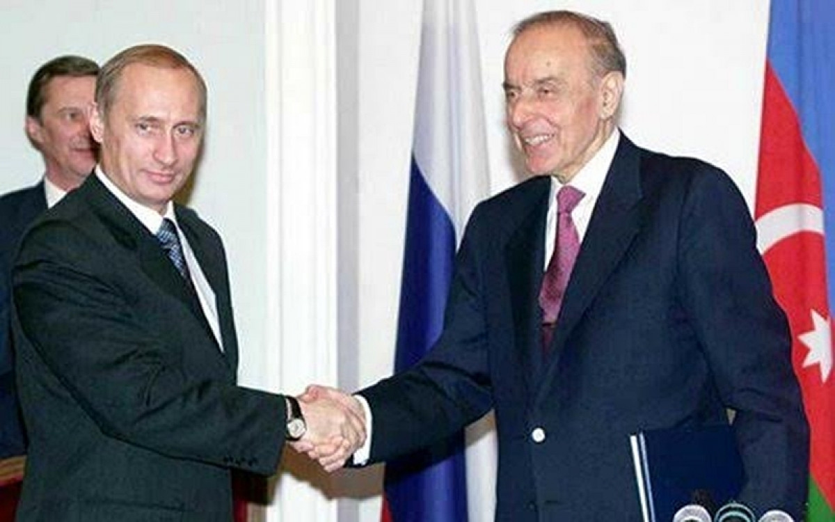 Nhà lãnh đạo Heydar Aliyev (bìa phải) bắt tay với Tổng thống Nga Putin. Ảnh: Azeridaily.