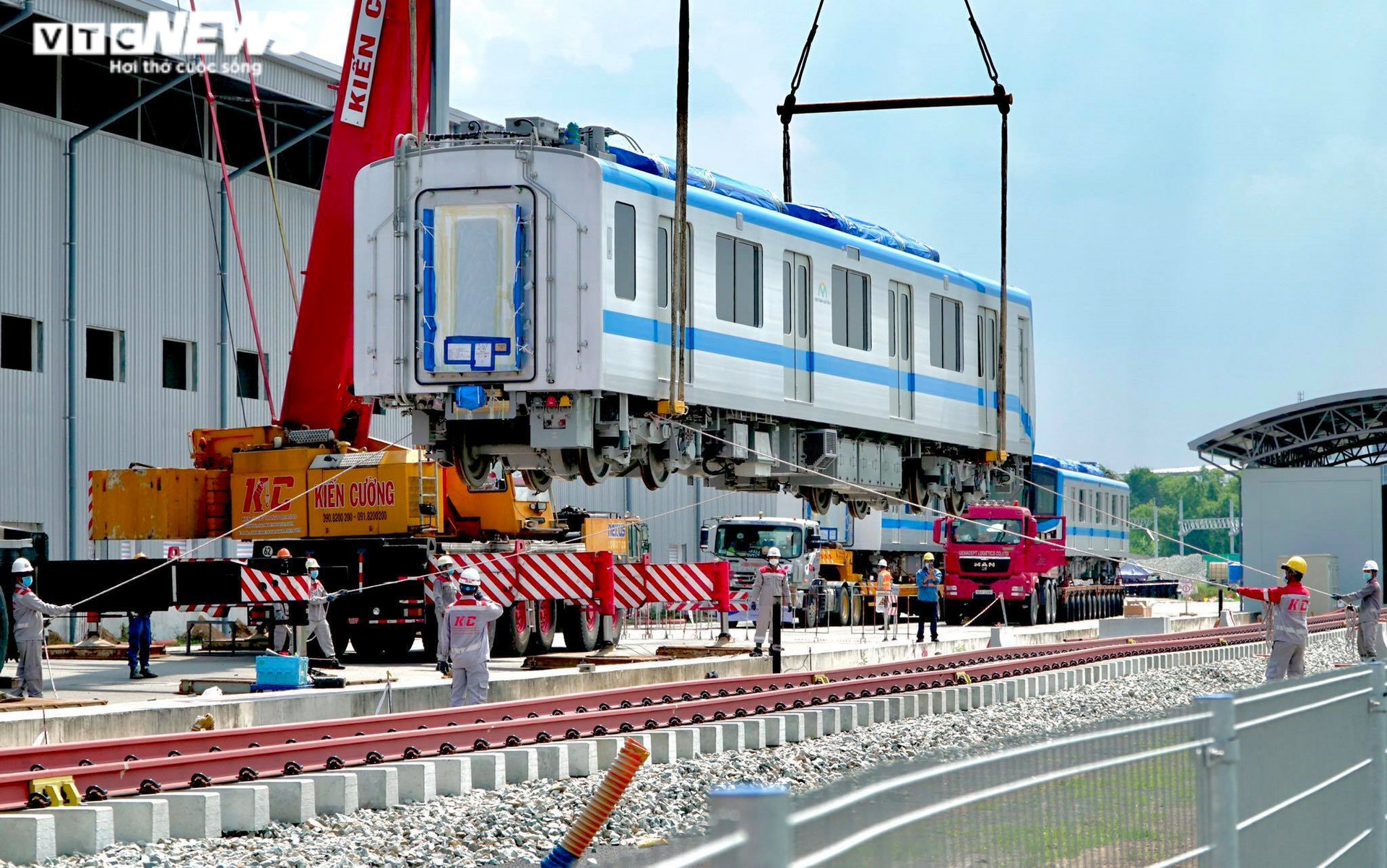 Ảnh: Cận cảnh quá trình lắp đặt tàu Metro số 1 lên đường ray depot Long Bình - 7