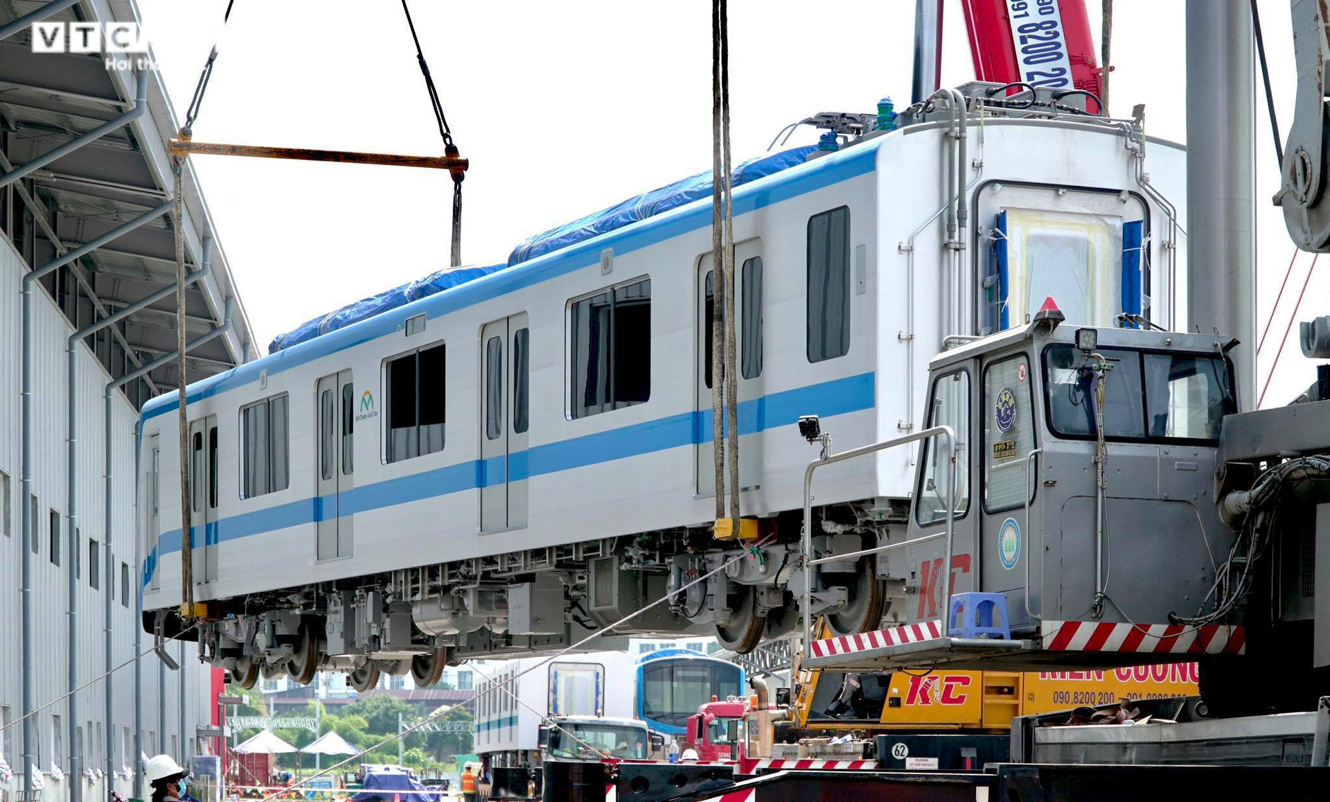 Ảnh: Cận cảnh quá trình lắp đặt tàu Metro số 1 lên đường ray depot Long Bình - 4