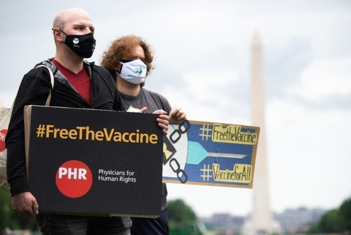 Ngày 5/5, một số người tụ tập ở Washington DC kêu gọi chính phủ Mỹ từ bỏ bảo hộ quyền sở hữu trí tuệ đối với vaccine Covid-19. Ảnh: AFP