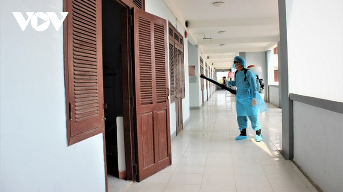 Phun thuốc khử khuẩn tại một khu cách ly tập trung ở Quảng Nam.