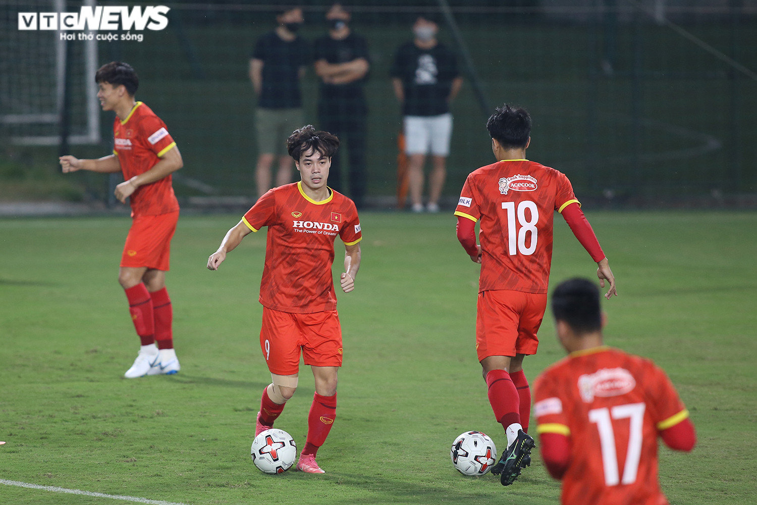 Tuyển Việt Nam nối lại giấc mơ World Cup: HLV Park Hang Seo vừa mừng, vừa lo  - 3