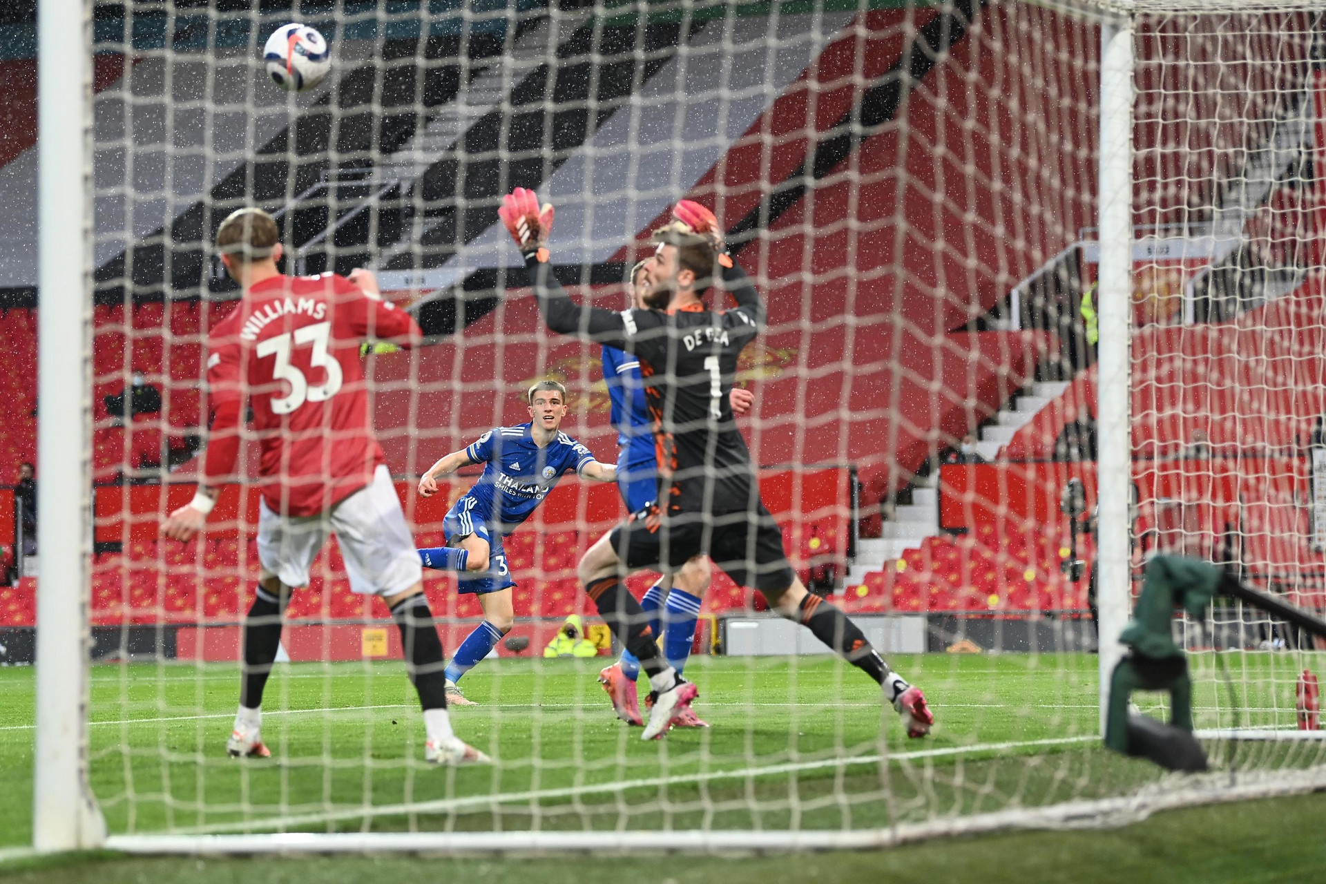 Kết quả Ngoại hạng Anh: Thua Leicester, Man Utd nhìn Man City lên ngôi vô địch - 1