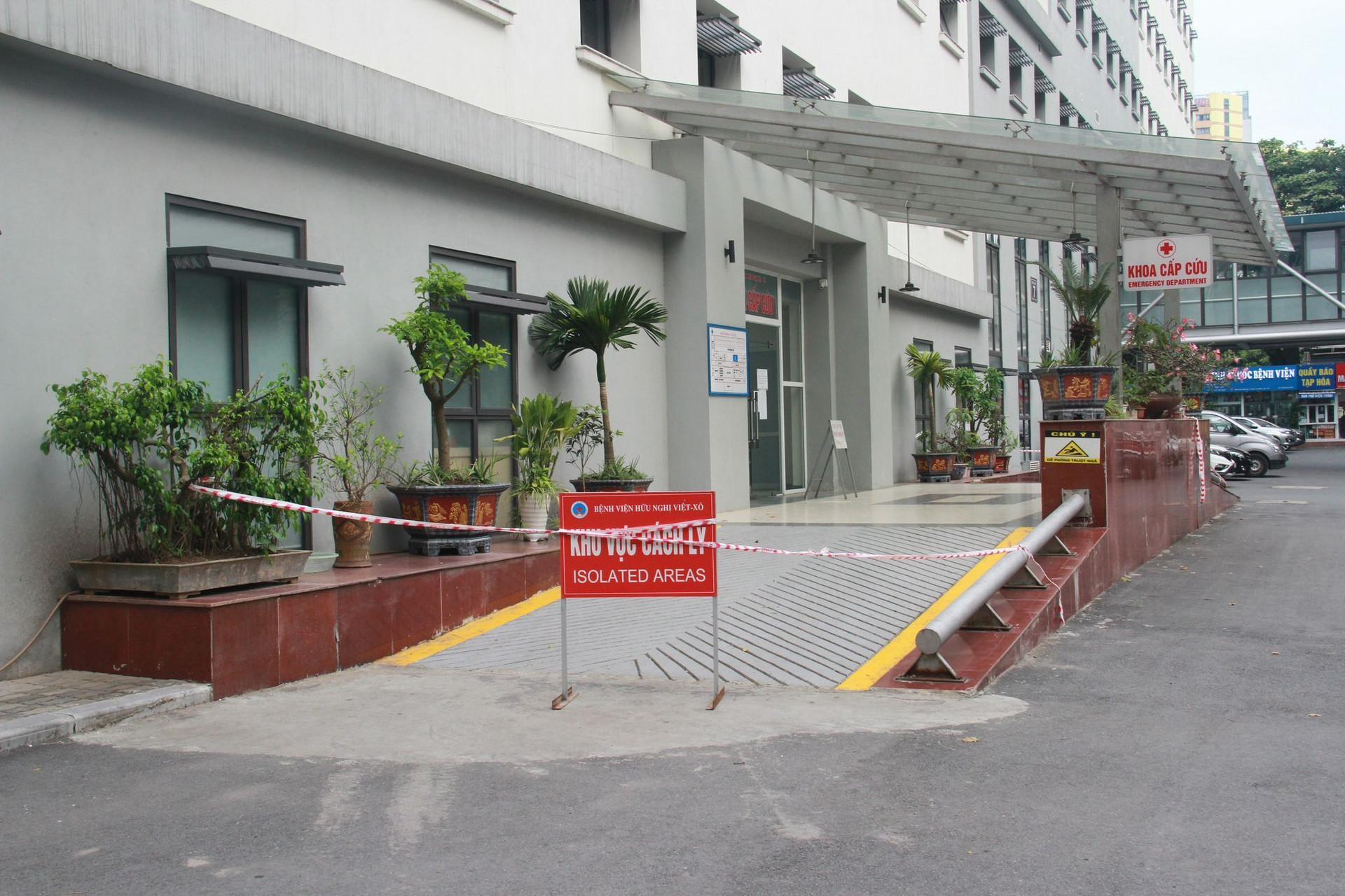 Hà Nội: Phong toả khoa Cấp cứu Bệnh viện Hữu nghị  - 1
