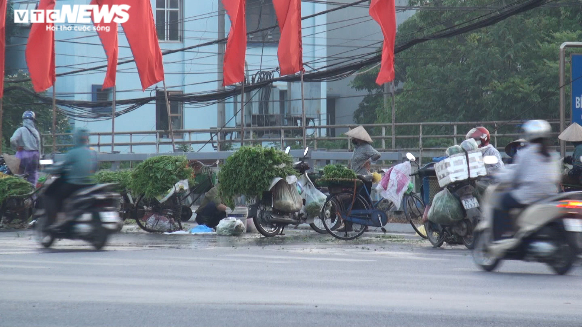 Hà Nội: Nhiều chợ cóc, chợ tạm vẫn hoạt động bất chấp lệnh cấm  - 4