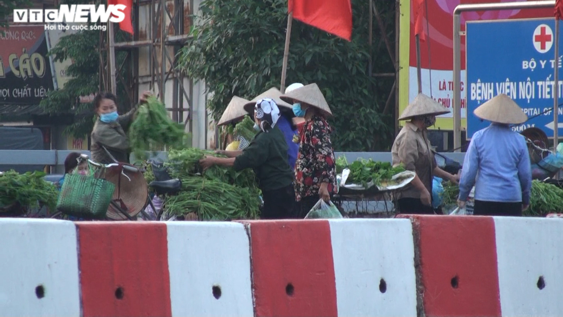 Hà Nội: Nhiều chợ cóc, chợ tạm vẫn hoạt động bất chấp lệnh cấm  - 5
