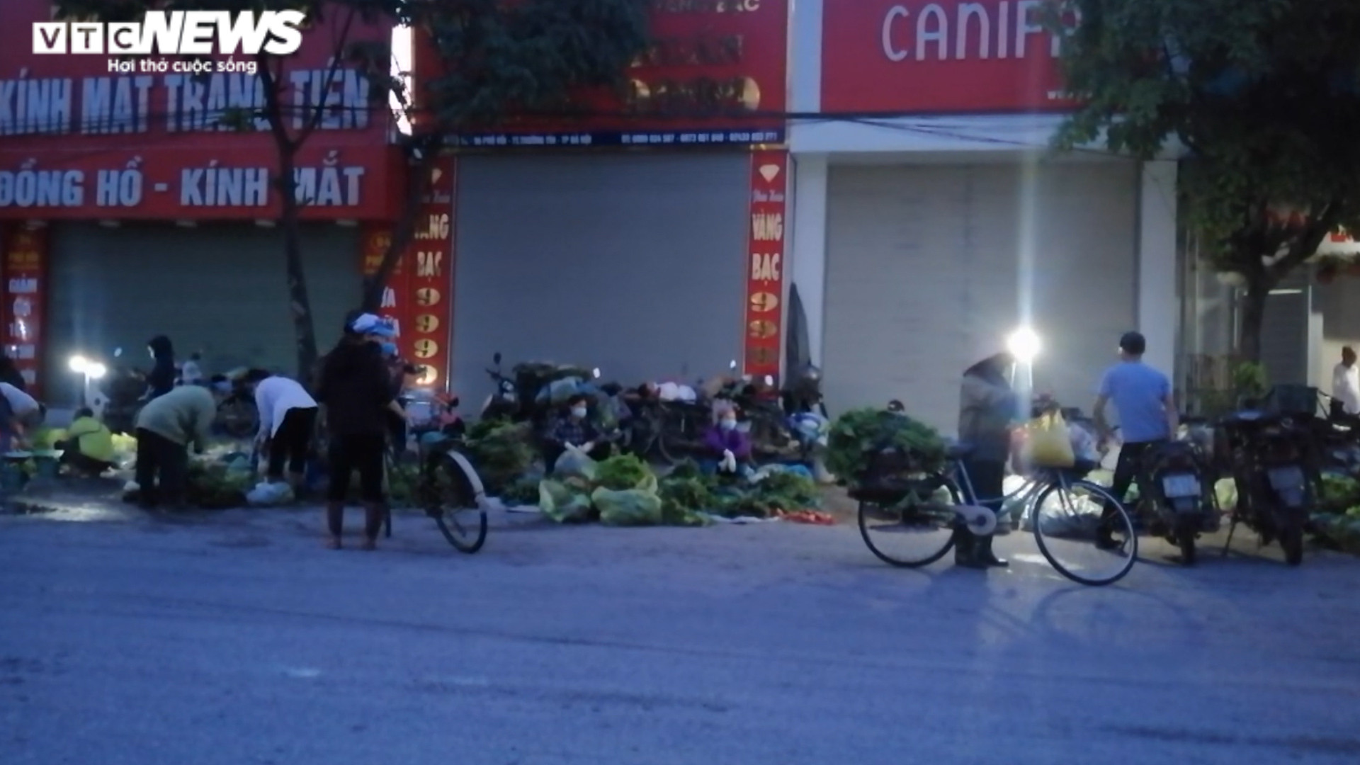 Hà Nội: Nhiều chợ cóc, chợ tạm vẫn hoạt động bất chấp lệnh cấm  - 6
