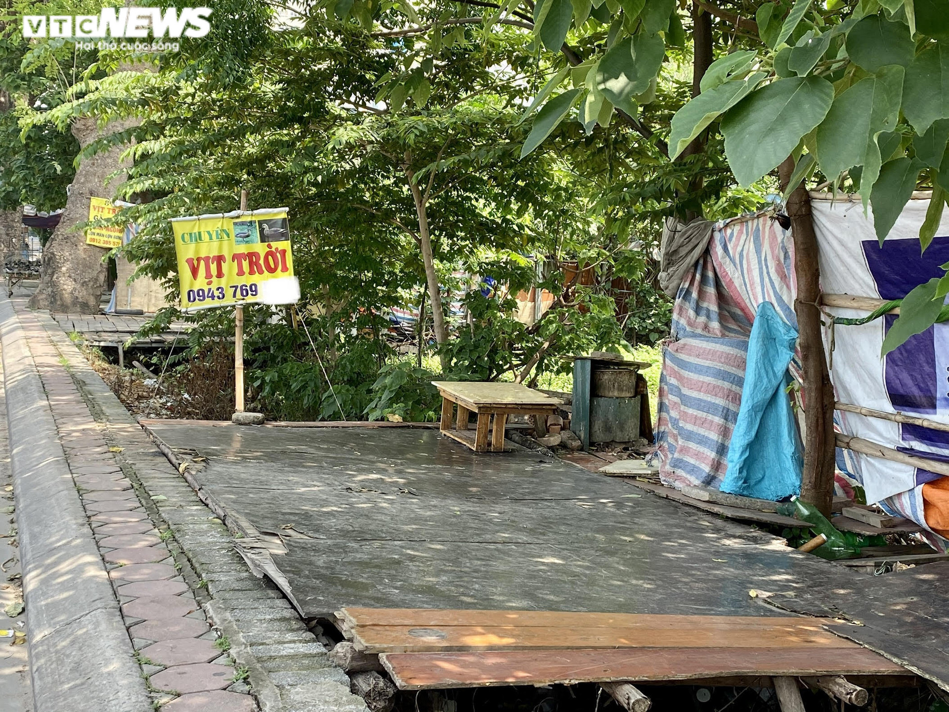 Hà Nội: Nhiều chợ cóc, chợ tạm vẫn hoạt động bất chấp lệnh cấm  - 12