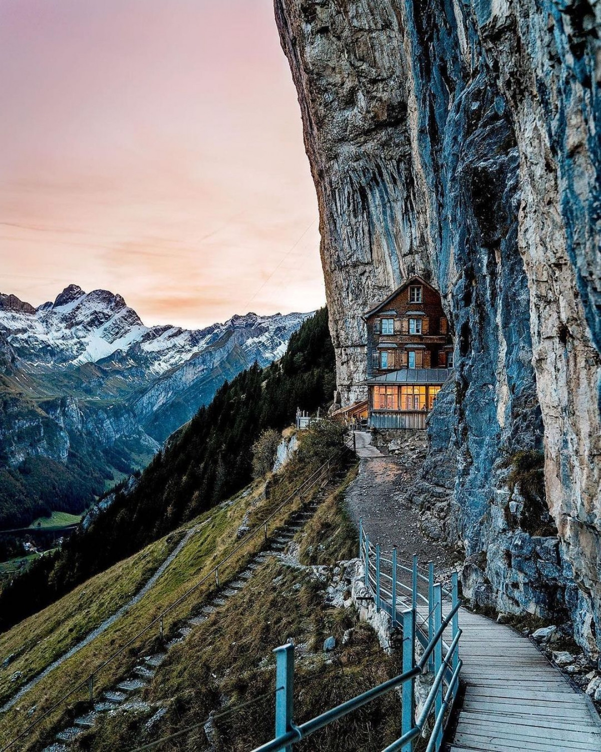 Nằm ở độ cao 100 m và tựa vào vách núi, nhà hàng trên núi Äscher (Thụy Sĩ) là điểm dừng chân hoàn hảo cho những du khách gan dạ. Nhà hàng nằm trên hành trình đi bộ leo núi qua dãy Alps, ngang qua hồ Seealpsee tuyệt đẹp.