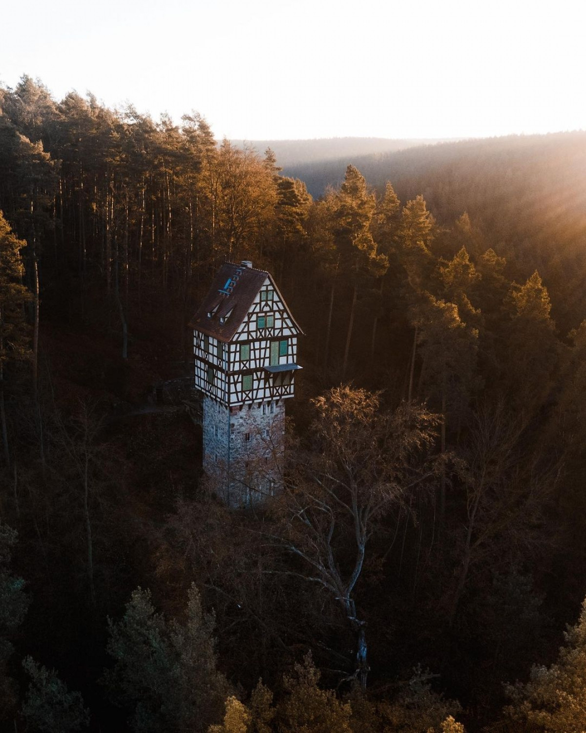 Nằm giữa rừng cây rậm rạp, ngôi nhà cheo leo này là điểm check-in nổi tiếng ở khu vực Thuringia (Đức). Đây vốn là điểm dừng chân và giải trí trong các chuyến đi săn, được xây dựng từ đầu thế kỷ 20 bởi một vị công tước. Từ đây, du khách có thể tham quan các đô thị cổ xưa và Lâu đài Wartburg – một Di sản thế giới được UNESCO ghi danh.
