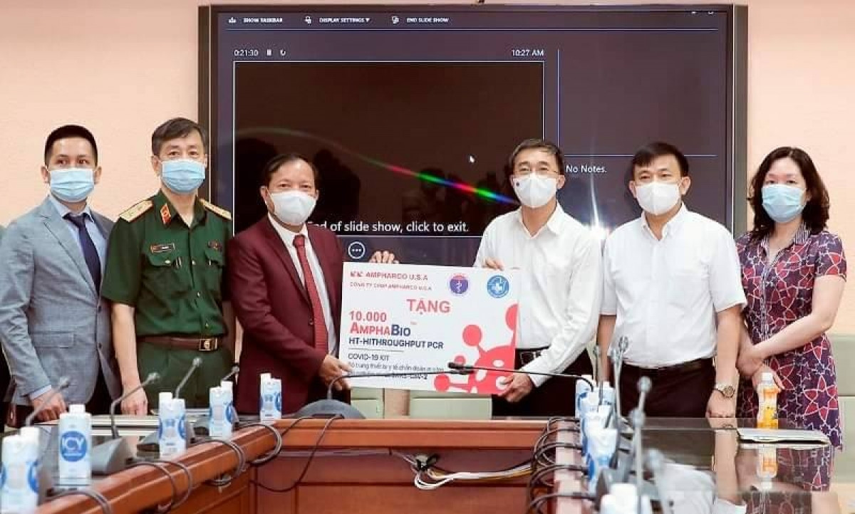 Lễ trao tặng 10.000 kit test COVID-19 “made in Vietnam”.