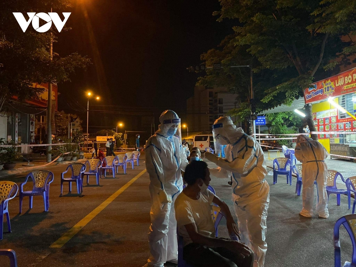Lực lượng y tế Đà Nẵng lấy mẫu xét nghiệm trong đêm tại KCN An Đồn.