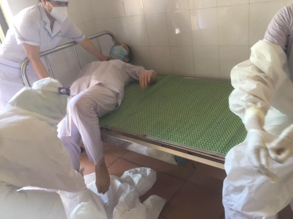 Nhân viên y tế Nguyễn Thị Huế, ngất xỉu được đồng nghiệp đưa vào giường nghỉ ngơi. Ảnh CTV.
