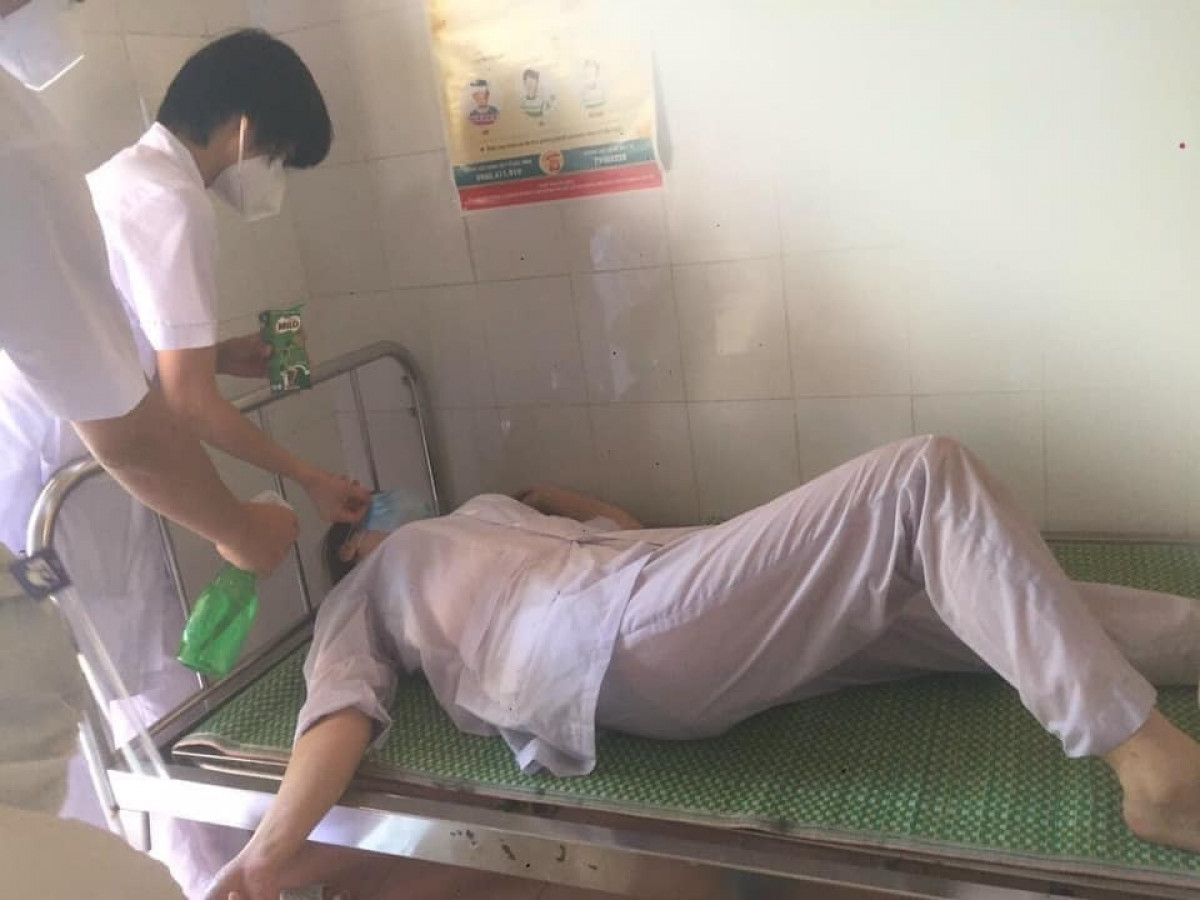 Các đồng nghiệp chăm sóc nhau trên giường tạm tại trung tâm chống dịch Thuận Thành. Ảnh CTV.