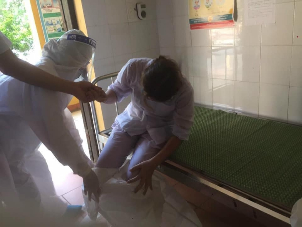 Điều dưỡng Đỗ Thị Thủy (cán bộ y tế lấy mẫu xét nghiệm COVID-19 ở xã Ninh Xá, Thuận Thành, Bắc Ninh) kiệt sức, ngất xỉu. Ảnh CTV.