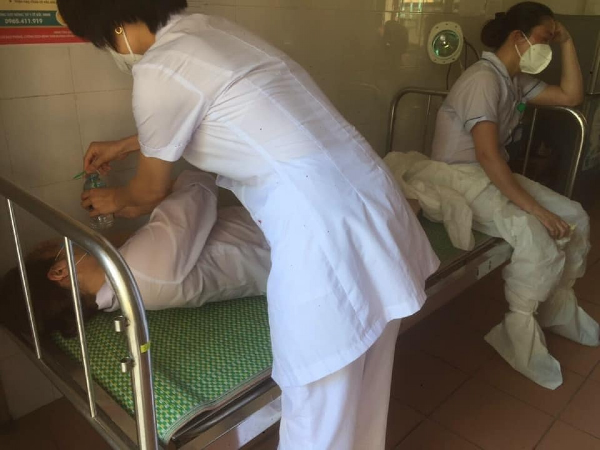 Sau nhiều ngày liên tục tham gia chống dịch ở huyện Thuận Thành, Nhân viên y tế Lê Thị Trâm kiệt sức, ngất xỉu.