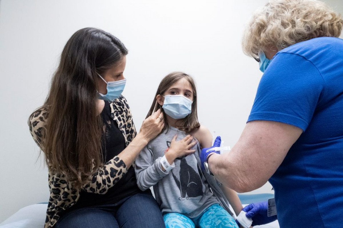 Marisol Gerardo, 9 tuổi, được mẹ đưa đi tiêm liều vaccine Covid-19 thứ hai của Pfizer trong một thử nghiệm lâm sàng cho trẻ em tại Mỹ ngày 12/4. Ảnh: Reuters